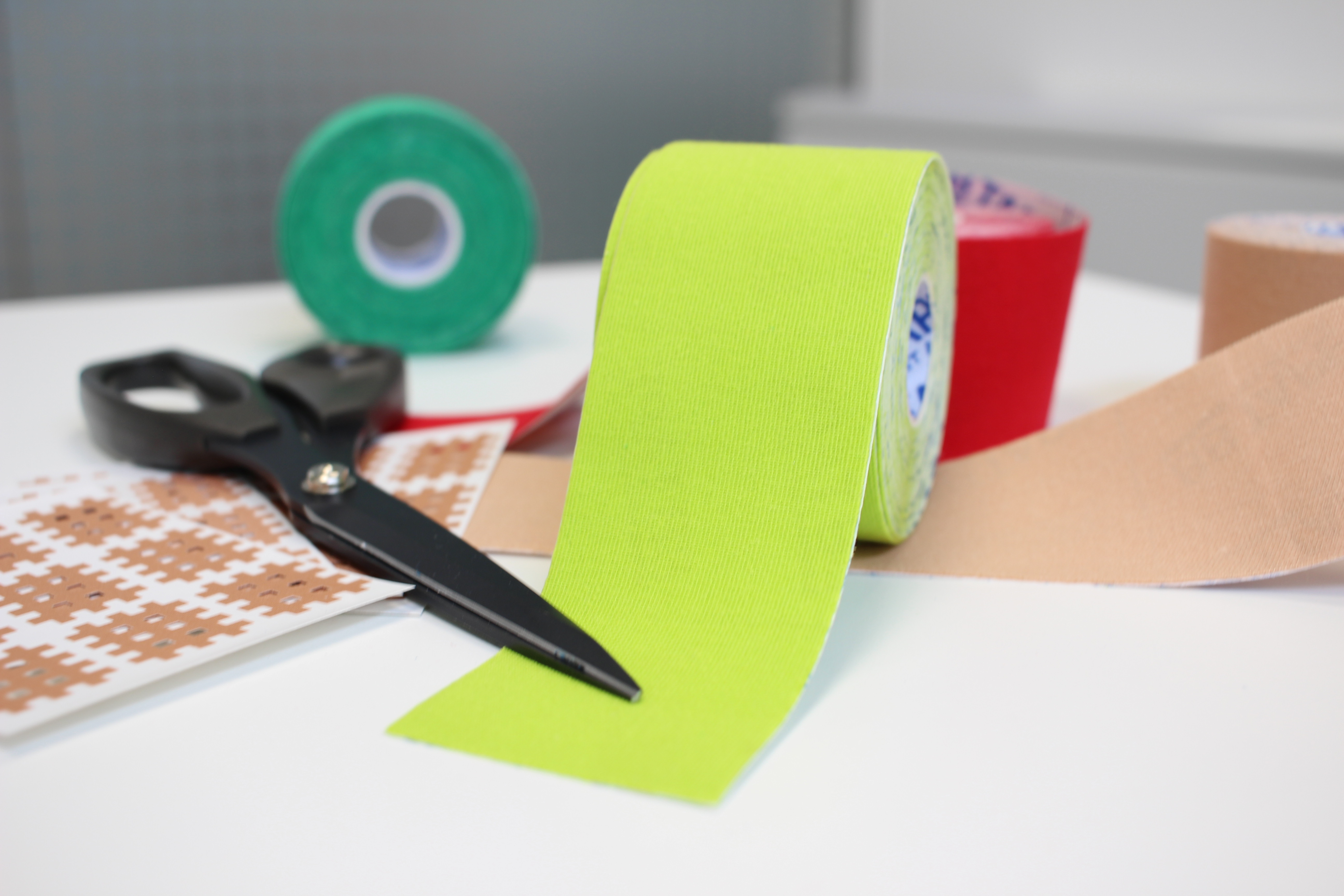 Eine Rolle mit Kinesio-Tape und einer Schere